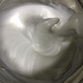 打发到8分，提起打蛋器有弯钩即可