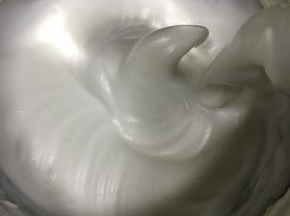 打发到8分，提起打蛋器有弯钩即可