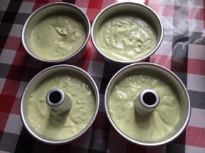 
将面糊倒入模具中，7、8分满，轻震2下，送入预热好的烤箱