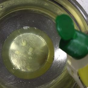 接着打发蛋白，蛋清内加几滴柠檬汁