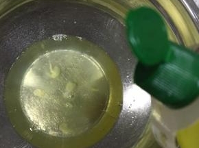 接着打发蛋白，蛋清内加几滴柠檬汁