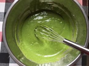 蛋黄糊搅拌至无颗粒状态，天然色素超正点