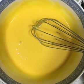 搅拌均匀至无面粉颗粒，放一旁备用