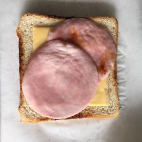 然后放上两片火腿片