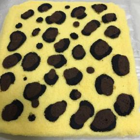 烤好的蛋糕取出没有豹纹的一面朝下放在晾凉网架上，豹纹这一面用另一张油纸盖上以免蛋糕表面干燥，等待蛋糕凉