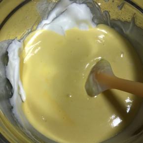 最后把翻拌好的蛋糕糊全部倒入蛋白霜中继续翻拌均匀