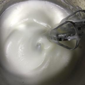 打发到稍微有纹路倒入剩下的蛋清用白砂糖，中高速继续打发