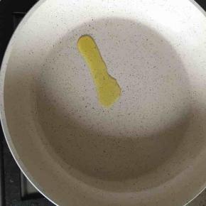 锅内放一点点油，用厨房用纸擦匀开