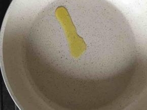 锅内放一点点油，用厨房用纸擦匀开