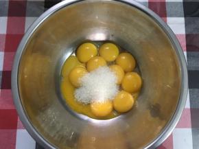 蛋黄和蛋白分离，并在蛋黄里加入细砂糖，搅拌均匀