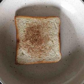 再翻一面继续煎烤一下，三片吐司都全部煎烤好