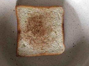再翻一面继续煎烤一下，三片吐司都全部煎烤好