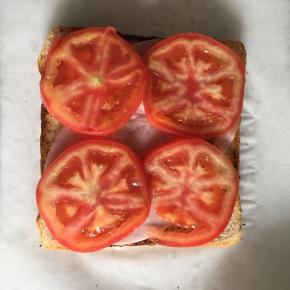 放上切片的番茄