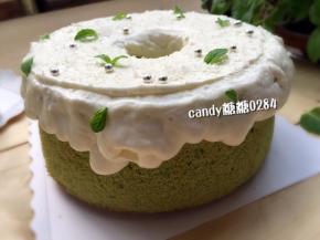 奶油加入细砂糖打发至5分发，出现纹路但可以稍微流动状态，涂在蛋糕表面，然后用薄荷装饰一下（想要淋面的感觉，但好像打老了点，下次打3分发）