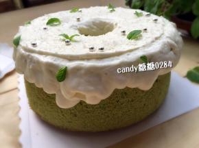 奶油加入细砂糖打发至5分发，出现纹路但可以稍微流动状态，涂在蛋糕表面，然后用薄荷装饰一下（想要淋面的感觉，但好像打老了点，下次打3分发）