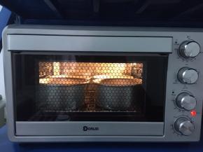 
送入烤箱底层，150度50分钟，独特设计、可以同时烤4个6寸，一般烤箱放中下层