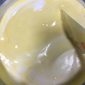 接着再加入1/3的蛋白霜继续翻拌均匀，注意手法是上下翻拌，划J字型，不要搅拌！