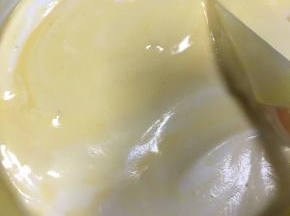 接着再加入1/3的蛋白霜继续翻拌均匀，注意手法是上下翻拌，划J字型，不要搅拌！