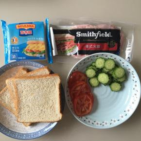 备齐材料，西红柿和黄瓜洗净切片