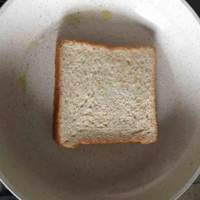 放入吐司片小火煎一下