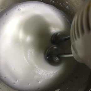 打发到泡沫细腻继续加入1/3的蛋清用白砂糖