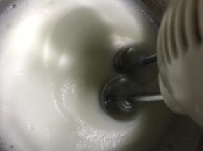 打发到泡沫细腻继续加入1/3的蛋清用白砂糖