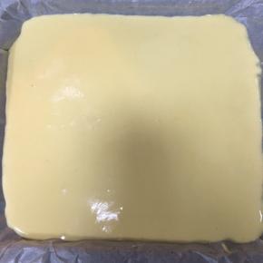 取出豹纹倒入剩下的原味蛋糕糊，轻震几下磕去大气泡，入烤箱，160度，25分钟