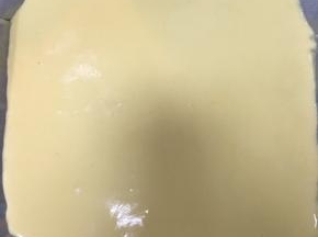 取出豹纹倒入剩下的原味蛋糕糊，轻震几下磕去大气泡，入烤箱，160度，25分钟