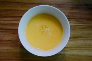 鸡蛋打散在碗里待用