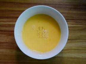 鸡蛋打散在碗里待用