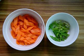 胡萝卜去皮切片，葱切段