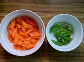 胡萝卜去皮切片，葱切段