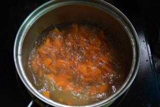 胡萝卜放进沸水中稍焯烫一下后捞出沥干