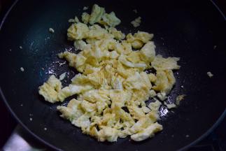 锅内热油，倒入蛋液炒成块