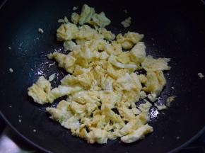 锅内热油，倒入蛋液炒成块