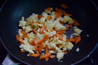 转小火，加入胡萝卜炒均匀