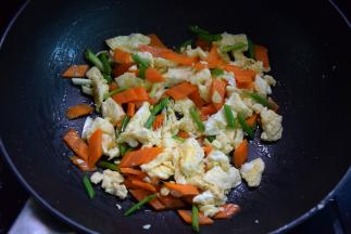 加盐和一点儿胡椒粉调味，再加入葱段炒匀就好了