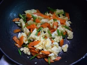 加盐和一点儿胡椒粉调味，再加入葱段炒匀就好了