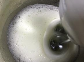 电动打蛋器先开低速打到有粗泡，加入1/3的蛋清用白砂糖，继续中速打发