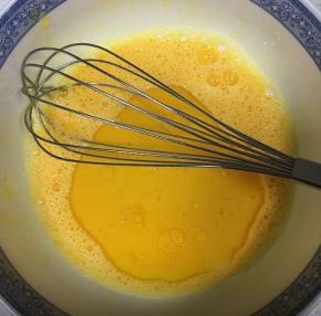 最后倒入玉米油，搅打均匀到油水全部混合