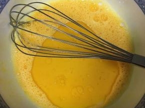 最后倒入玉米油，搅打均匀到油水全部混合