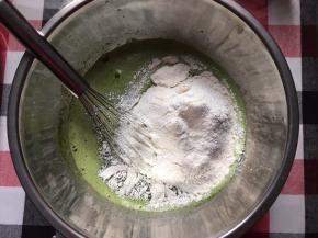 筛入低筋面粉，抽离式搅拌手法，不能画圈搅拌！不能画圈搅拌！不能画圈搅拌！重要的事要说3遍……