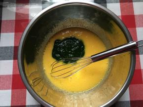 加入菠菜泥，并搅拌均匀