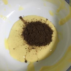 取两勺蛋糕糊到另一个容器中，加入可可粉，翻拌均匀；取一勺蛋糕糊到另一个容器内加入竹炭粉，翻拌均匀，分别把这两种颜色的蛋糕糊倒入两个裱花袋内