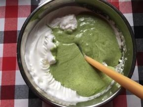 搅拌均匀后，再将蛋黄糊全部倒进蛋白里搅拌均匀