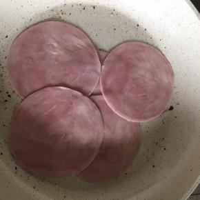 火腿是即食的，可以不煎，不过我还是稍微热了一下