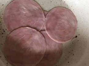 火腿是即食的，可以不煎，不过我还是稍微热了一下