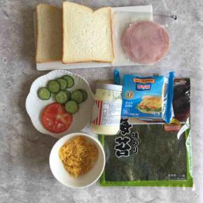 准备好所有食材，黄瓜和番茄都切片