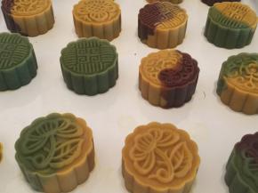 分别按压在烤盘上