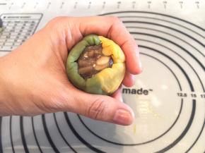 借助切片拿起饼皮，收囗收紧